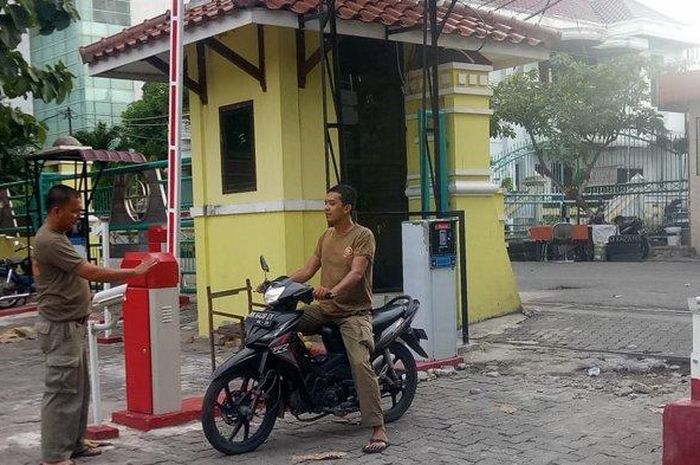 Pemasangan portal parkir di kantor Pemkot Medan