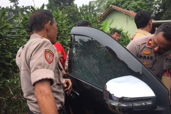 Mobil guru ngaji ditembak orang tidak dikenal, Jalan Porek, Bedahan, Sawangan, Senin (14/1/2019).(KOMPAS.com /CYNTHIA LOVA)