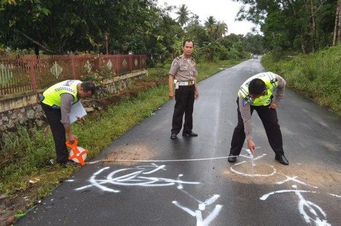 Ilustrasi Polisi Lalulintas melakukan olah TKP lakalantas. 