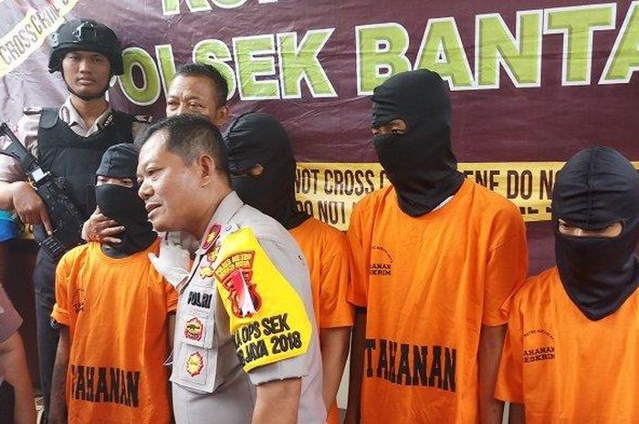Komplotan begal Jabrik Bantargebang diringkus polisi saat menenggak miras sebelum beraksi mencari korban.