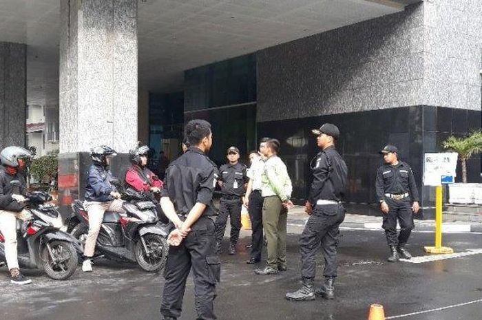 Parkir Basement Gedung DPRD DKI Jakarta dijaga ketat. Sekitar sepuluh petugas PAMDAL turut berjaga, Selasa (15/1/2019). 