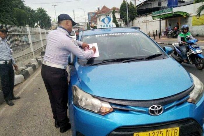 Ilustrasi: Sudinhub Jakarta Timur menindak sebuah taksi yang masuk di lajur Transjakarta, Jatinegara, Jakarta Timur. 