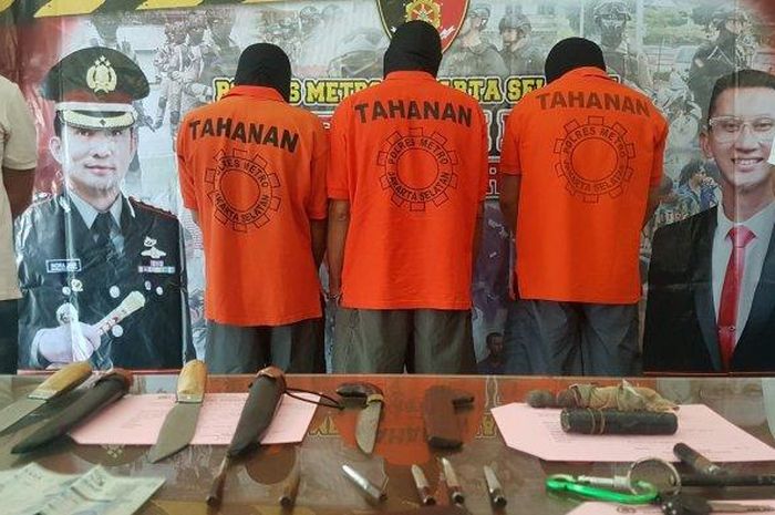 Kawanan pelaku curanmor asal Lampung beserta barang buktinya berhasil diamankan di Polres Metro Jakarta Selatan, Selasa (15/1/2019). 