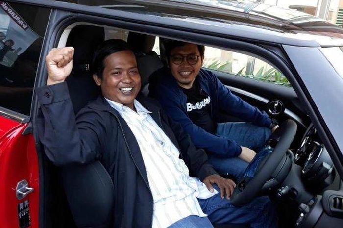 Dedi Heryadi menjajal Mini Cooper miliknya di kantor Bukalapak, Kemang Timur, Jakarta Selatan, Senin (17/12/2018).