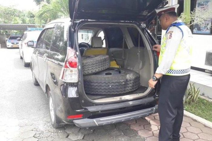 Barang bukti Toyota Avanza yang mengangkut ban serep curian