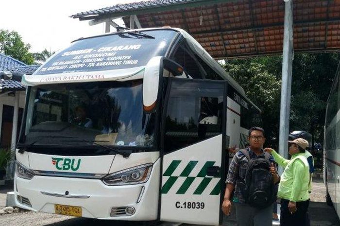 Seorang penumpang turun dari bus CBU jurusan Sumber - Cikarang yang disediakan Dishub Kabupaten Cirebon di Terminal Sumber, Kamis (17/1/209). 