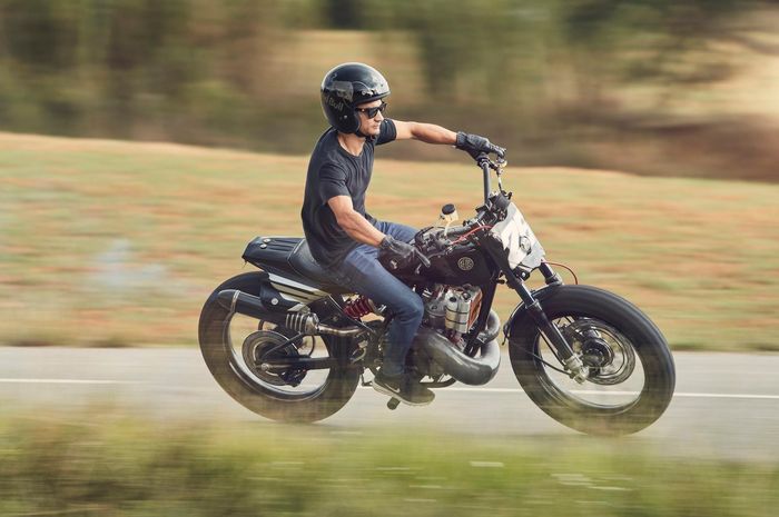 Dani Pedrosa mengendarai motor kustom