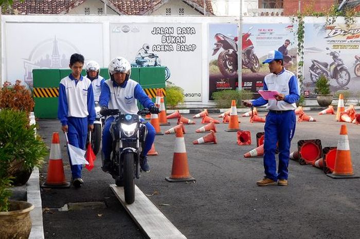 Dalam pelatihan Safety Riding peserta akan belajar secara teori dan praktek mengenai perilaku aman b