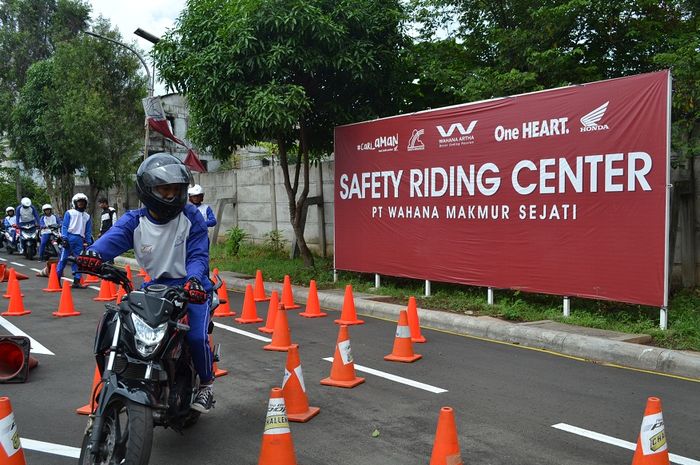 Pelatihan safety riding yang digelar Wahana