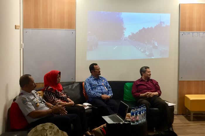 Para pembicara yang hadir dalam diskusi Teropong Pembangunan Transportasi Kota Solo di Gedung Tribunnews Solo