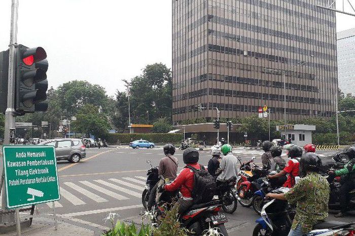 Papan imbauan pemberlakuan penindakan tilang elektronik atau electronic traffic law enforcement (ETL