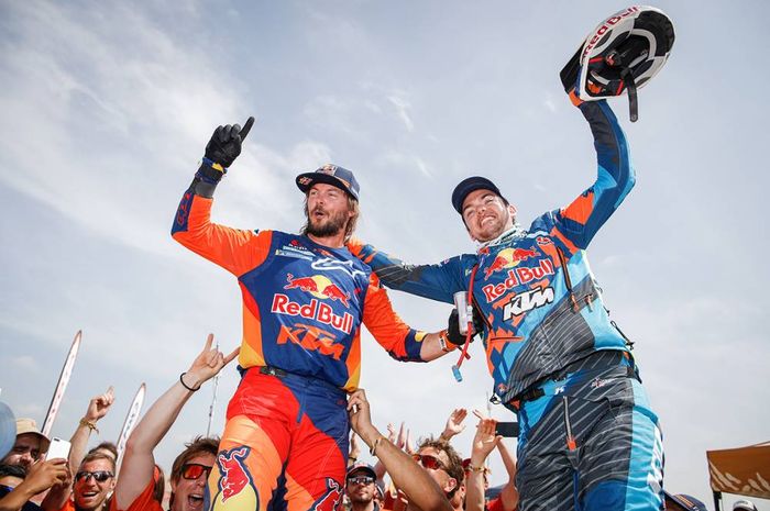Toby Price (Kiri) keluar sebagai pemenang Reli Dakar 2019