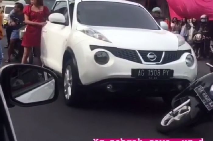 Kecelakaan yang melibatkan Nissan Juke dan Honda SCoopy