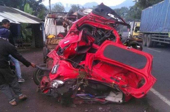 Kecelakaan maut di tanjakan gentong truk pasir mundur menghantam mobil, Sabtu (19/1/2019) dini hari. 