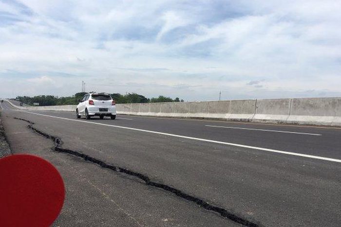 Retakan di ruas tol Pemalang-Batang