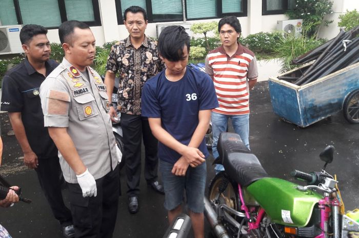 Pelaku maling motor saat tengah mempraktekkan cara mencuri motor