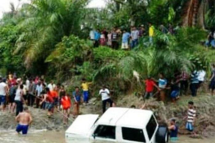 Mobil Daihatsu Taft tenggelam berikut 7 penumpang di mobil tersebut, saat menyeberangi sungai. 