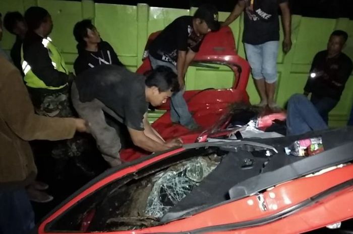 Petugas Kepolisian dan TNI dibantu warga sekitar sedang mengevakuasi satu keluarga tewas dalam mobil Agiya yang terjepit dalam kecelakaan maut di Tanjakan Gentong, Tasikmalaya, Sabtu (19/1/2019) dini hari tadi. (KOMPAS. com/IRWAN NUGRAHA)