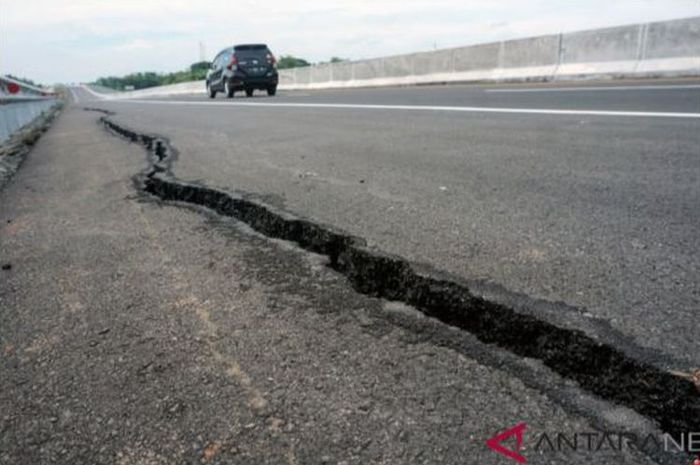 Jalan retak sepanjang 50 meter tersebut akibat longsor pada sisi selatan jalan tol dampak curah hujan yang tinggi sejak Rabu (16/1/2019) sore.( ANTARA FOTO/Harviyan Perdana Putra)