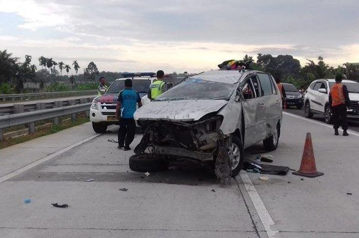 Petugas kepolisian mengamankan lokasi pasca terjadi kecelakaan terjadi di jalur tol Tanjung Morawa-Medan Sabtu, (19/1/2019). 