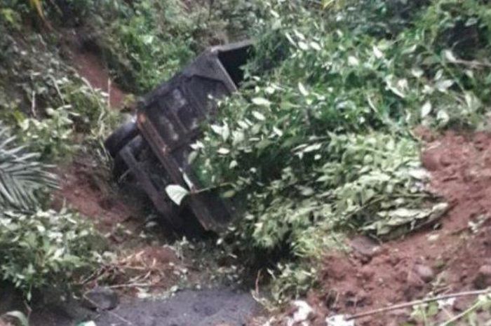 Truk asal Pemalang yang bermuatan pasir masuk jurang di Desa/Kecamatan Karangreja, Purbalingga, Sabtu (19/1/2019) petang. 