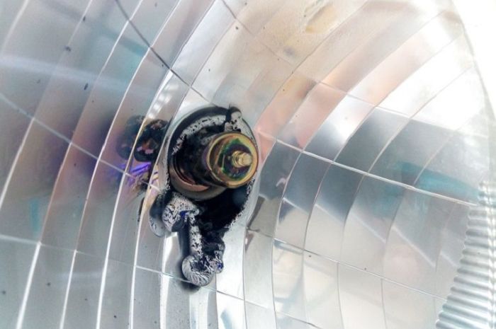 Lampu motor meleleh dan terbakar.