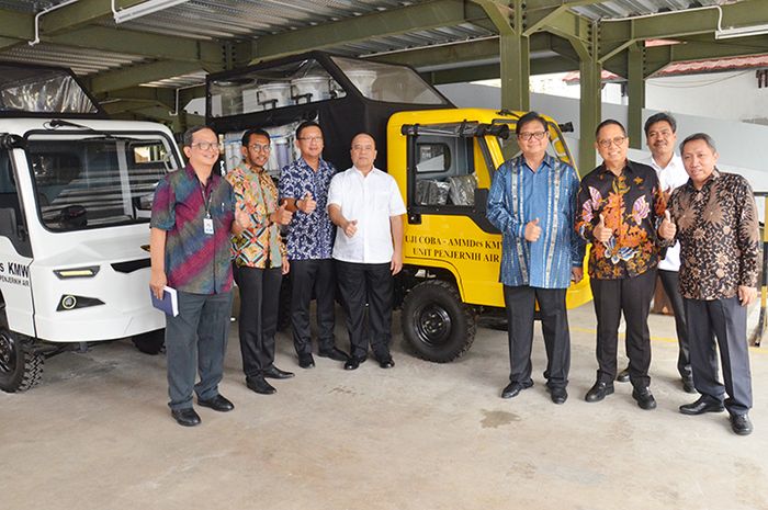 Menteri Perindustrian Airlangga Hartarto seusai meninjau AMMDes penjernih air di Kementerian Perindustrian, Jakarta.