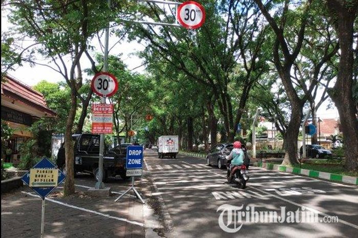 Suasana lalu lintas di Jalan Bandung, Kota Malang, pada masa uji coba aturan baru pada Senin (21/1/2019). 