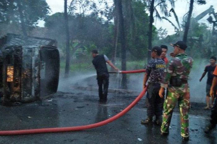 Truk Pengangkut LPG Hangus Terbakar di Jalintim Kalimiring Menggala 