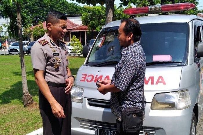 Kapolres Kendal AKBP Hamka Mappaita menyerahkan kunci dan mobil ambulans kepada pihak RS Baitul Hikmah Kendal di halaman Mapolres Kendal