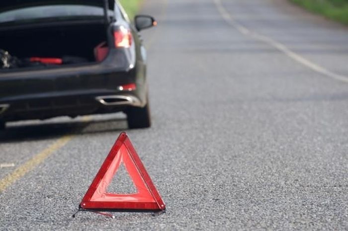 Dari sisi safety driving, lampu hazard hanya tepat digunakan pada saat kendaraan berhenti