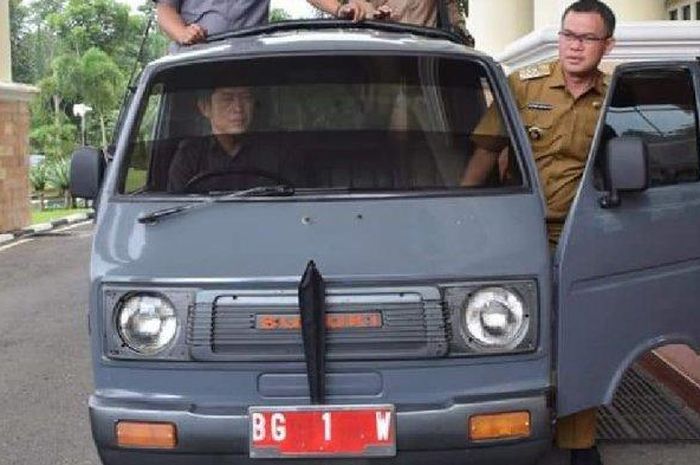 Walikota Pagaralam Alpian Maskoni datang ke kantor DPRD Kota Pagaralam untuk mengikuti rapat paripurna menggunakan mobil jadul keluaran tahun 1977 yaitu mobil Truntung, Senin (21/1/2019). 
