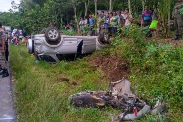 Kondisi mobil dinas milik kepala dinas Pemberdayaan Perempuan dan Perlindungan Anak yang mengalami kecelakaan di Desa Keromongan, Selasa (22/1/2019) 