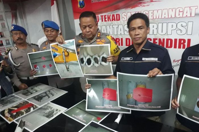 Kapolda Jatim, Irjen Luki Hermawan (tengah) menunjukkan foto barang bukti kasus amblesnya Jalan Raya Gubeng Surabaya, Rabu (22/1/2019)