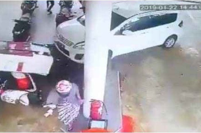 Suzuki Ertiga menghantam dispenser SPBU di Ambon