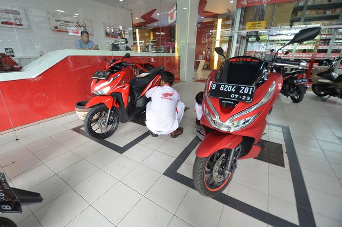 Ilustrasi servis di dealer AHASS