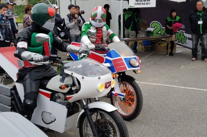 Kamen Raider tunggangi motor cosplay Cyclone dan Hurricane