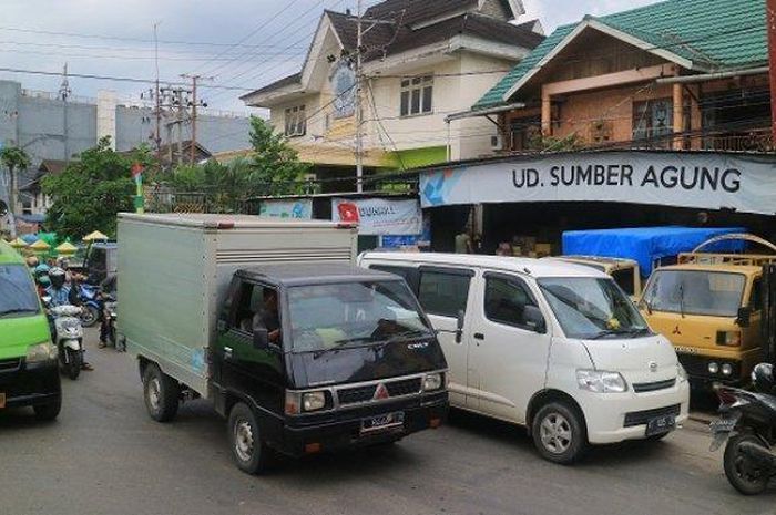 Lokasi kejahatan jalanan di Jalan Pahlawan Kota Samarinda. Mobil box yang dikendarai korban saat berada di lokasi kejadian, Selasa (22/1/2019).&nbsp;