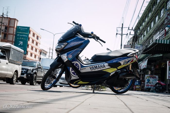Modifikasi Yamaha NMAX bergaya drag bike lengkap dengan ban cacingnya