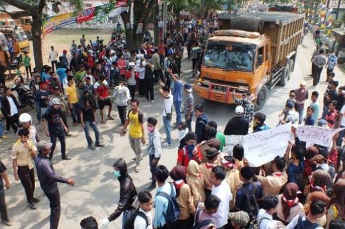 Ratusan warga Kecamatan Parung Panjang, berunjuk rasa dengan memblokade Jalan Raya Parung Panjang