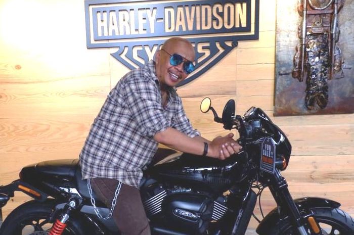 Joe P-Project di atassebuah motor Harley-Davidson lansiran anyar.