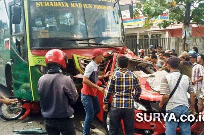 Kondisi kendaraan yang terlibat kecelakaan beruntun di Jalan Raya Jogoloyo, Sumobito, Jombang, Jawa Timur