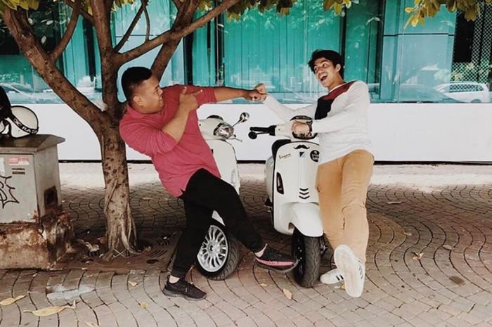 El Rumi (kanan) anak Ahmad Dhani yang hobi motoran