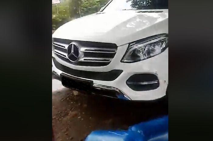 Mercy GLE dan Kijang Innova buang bungkusan di sungai