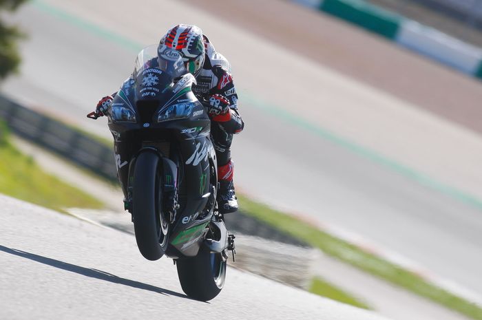 Jonathan Rea wheelie di tikungan terakhir Portimao