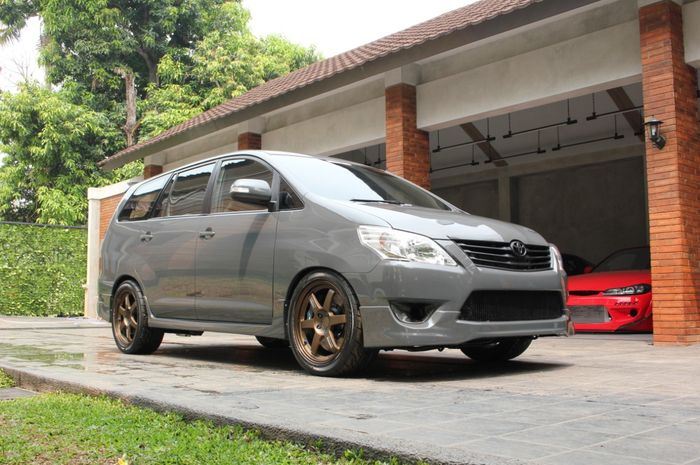  Kijang Innova Imbangi Tampang Luar Interior Dipenuhi 