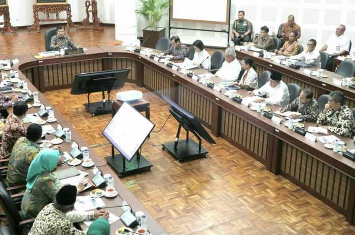 Wapres Jusuf Kalla memimpin rapat soal integrasi transportasi DKI Jakarta, Senin (28/1/2019).