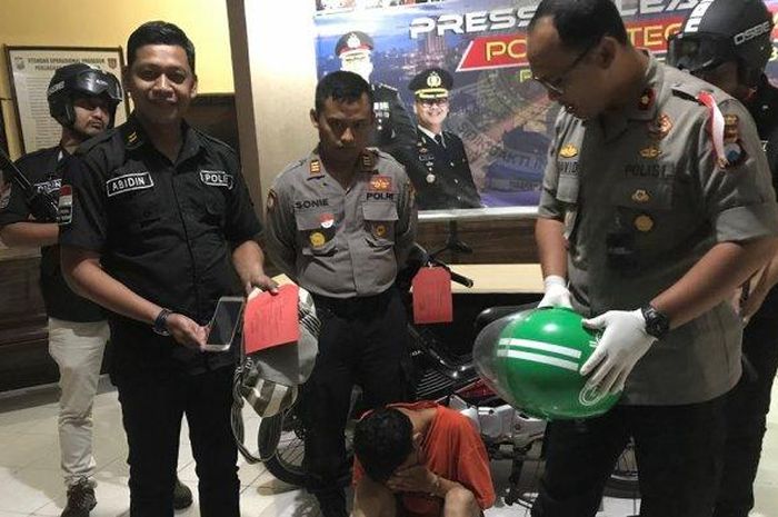 Pengemudi ojek online nekat menjambret diamankan polisi beserta barang bukti aksi kejahatanya di Surabaya.&nbsp;