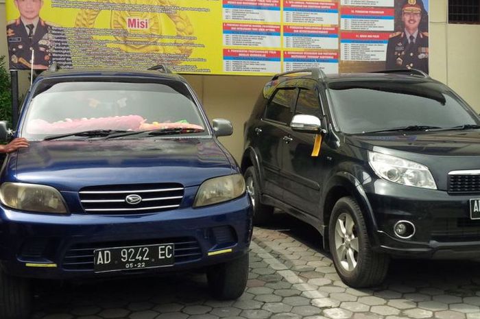 Barang bukti mobil yang diamankan polisi dari pelaku tindak pidana penipuan dan penggelapan jual beli mobil Sri Giyatno di Mapolres Klaten, Jawa Tengah, Senin (28/1/2019).