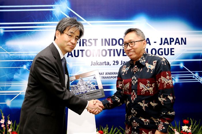Direktur Jenderal Industri Logam, Mesin, Alat Transportasi dan Elektronika (ILMATE) Kementerian Perindustrian Harjanto berbincang dengan Deputy Director-General, Manufacturing Industries Bureau, Ministry of Economy, Trade and Industry (METI) Yoji Ueda